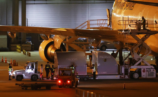 화이자사(社)의 코로나19 백신 43만8000회(21만9000명)분이 19일 새벽 인천국제공항 화물터미널을 통해 국내로 들어오고 있다. <연합뉴스>